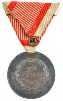 ~1870. Ferenc József I. osztályú Ezüst Vitézségi Érem peremén jelzett Ag kitüntetés eredeti mellszalagon, ismétlőpánttal. Szign.: Leisek T:1-,2 patina, kis ph, karc Hungary ~1870. Silver Gallantry Medal, 1st Class awarded for the second time Ag decoration, hallmarked on edge, with original ribbon. Sign: Leisek C:AU,XF patina, small edge error, scratched NMK 130