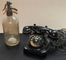 cca 1950-es években gyártott bakelit telefon és egy 1936-ban használt szódásüveg