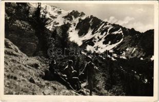 Borsa (Máramarosi Kárpátok), Horthy Miklós csúcs, útban a gerinc felé. Vitéz Szilvási Gergely mérnök kiadása / mountain (EK)