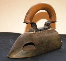 XX. század közepén használt gázvasaló a budapesti gázművek tulajdonából