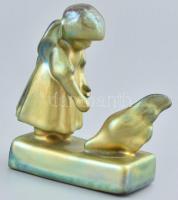 Zsolnay eozin mázas kislány tyúkkal, jelzett, kopásnyomokkal, mázrepedéssel 8,5×11 cm