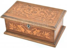 Biedermeier fa doboz, intarziás, részben griffmadarakkal díszített berakással a fedelén és mindegyik oldalán, zárral, kulcs nélkül, kissé sérült, 11,5x17x28,5 cm,