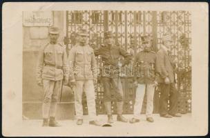 1915 I. világháború, katonák a M. Kir. Munkácsy utcai Hadikórház bejáratánál, hátoldalán a hadikórház pecsétjével, felületén törésnyom, 9×13,5 cm