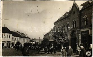 1937 Dés, Dej; utca, gyógyszertár, Singer, Jacob Gamenczi üzlete / farmacia / pharmacy, street, shops (vágott / cut)