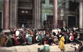 Istanbul praying muslims