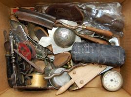Vegyes bolhapiac tétel, közte réz gyertyatartóval, evőeszközökkel, borbély és fodrászkellékekkel, órákkal