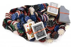 Párszáz darab francia kártya és póker zseton