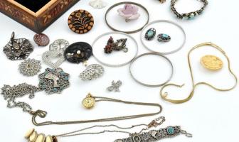 Vegyes bizsutétel, dobozban, 17x11x5cm