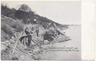 1914 Balaton, Balatonfűzfő és Balatonkenese közötti vasútvonalon történt vonat szerencsétlenség a löszfal megcsúszása miatt, Balatonba sodort gőzmozdony és maradványai. Ifj. Buchter János kiadása Balatonalmádi