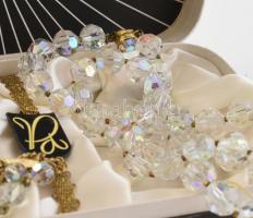 Kristály bizsu ékszergarnitúra, dobozban, 19x11cm