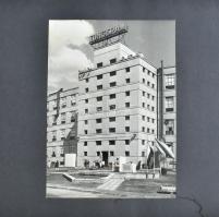 1971 Tungsram gyár működését, termékeit bemutató fotóalbum, első albumlap szakadt, 18×13 cm-es beragasztott fotókkal