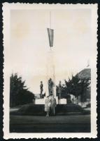 1940 Országzászló, fotó, foltos, 8,5×6 cm