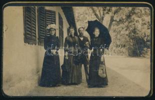 cca 1910 Társaság napernyővel, keményhátú fotó, 7×10,5 cm