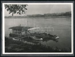 1966 Paksi hajókikötő motorcsónakokkal, albumlapra ragasztott fotó, 13×18 cm