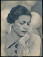 cca 1930 Fiatal hölgy portréja, jelzetlen fotó, 22,5×18,5 cm