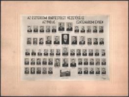 1948 Az Esztergomi Ipartestület vezetősége az 1948-as centenáriumi évben, tablókép az épülő új székház fotójával, jó állapotban, kartonra kasírozva, 17,5×22,5 cm
