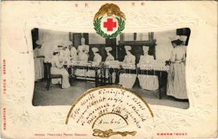 1905 Japanese Imperial Red Cross Princesses making bandages. Embossed Art Nouveau / Japán Vöröskeresztes hercegnők kötést készítenek. Dombornyomott (EK)