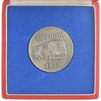 1977. Ikarus Karosszéria és Járműgyár Budapest / 100.000 fém emlékérem (40mm) díszdobozban T:1- kis karc