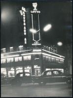 cca 1960 Neonreklám a budapesti Lottó Áruházon, utcai forgalommal, kisebb felületi karcolásokkal, de jó állapotban, 24,5×18 cm