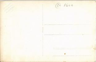 Magyar katona díszruhában feleségével az esküvői fotózáson. Vitéz Mészáros fényképész Veszprém, phot...