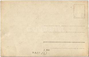 Magyar huszár díszruhában feleségével az esküvői fotózáson. photo (EB)