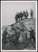 1942 Állásba viszik katonáink a hegyiágyút, Pálházi Ht. szd., eredeti fotó, hátoldalon feliratozva, szép állapotban, 18×13 cm