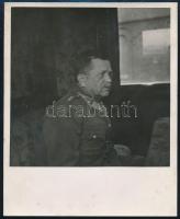 1942 Nagybaczoni Nagy Vilmos (1884-1976) vezérezredes, honvédelmi miniszter egy vasúti kocsiban, eredeti fotó, szép állapotban, 16×13 cm