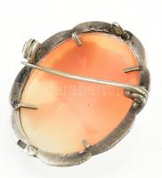Ezüst (Ag) foglalatban camea bross, jelzett, d:3cm, bruttó:4g