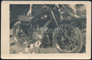 cca 1958 Csepel motorkerékpár, fotó, jó állapotban, 9×13,5 cm