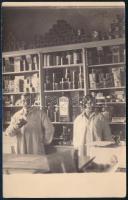 cca 1925 Rákoscsabai fűszer-csemege üzlet belseje, Fehér J. hátoldalon pecsételt fotója, szép állapotban, 14×8,5 cm