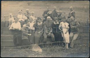 1917 Gyulafehérvári (Erdély) csoportkép katonákkal, zenészekkel, harcias amazonokkal, hátoldalon feliratozva, jó állapotban, 8,5×13,5 cm