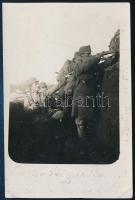 1916 Lövészárokban a Stypa folyó mentén Kelet-Galíciában, K.u.k. Inf. Rgmt. 19., fotó képeslapként elküldve katonai pecsétekkel, 13,5×9 cm