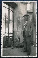 1935 Lakner Arthúr (Lakner bácsi, 1893-1944) író, dramaturg, színházigazgató Keszthelyen a kastély bejáratánál, fotó hátoldalon feliratozva, 8×5 cm