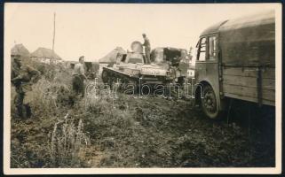 1941 Magyar tank húz ki a sárból egy teherautót, fotó szép állapotban, 6,5×10,5 cm