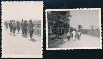 1940 Menekülők egy erdélyi országúton szeptember 8-án, 2 db fotó feliratozva, 6×8 cm