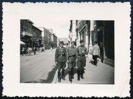 1941 Magyar katonák Szabadkán (Délvidék) VI. 6-án, hátoldalon feliratozott fotó, sarkán törésnyom, 6,5ú8,5 cm