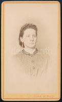 cca 1870 Női portré, keményhátú fotó Kunz et Riefs gmundeni műterméből, 10,5×6 cm
