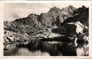 1958 Tátra, Magas-Tátra, Vysoké Tatry; Stawek pod Mnichem w glebi Rysy / lake, mountain peaks