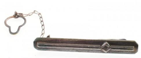 Ezüst (Ag) nyakkendőtű lánccal, jelzett, 5,7 g, h: 5 cm (nyakkendőtű) és h: 8 cm (lánc), apró kopásn...