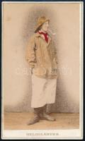 cca 1900 Férfi népviseletben, kézzel színezett keményhátú fotó egy helgolandi műteremből, 10,5×6,5 cm