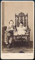 cca 1865 Két gyerek műteremben, keményhátú fotó Georges utrechti műterméből, 10,5×6 cm