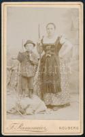 cca 1890 Férfi és nő népviseletben, keményhátú fotó Ramesmeier neubergi műterméből, 10,5×6,5 cm