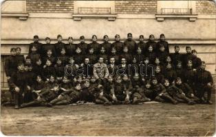 Magyar katonák csoportképe / Hungarian military, group of soldiers. Fekete Zoltán (Székesfehérvár) photo (EB)