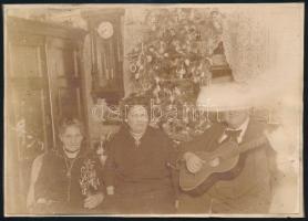 cca 1910-40 Régi enteriőrök karácsonyfákkal, 3 db vintage fotó és fotólap, jelzés nélkül, kopott és kissé sérült, 9x14 és 12x17 cm