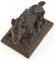 Jelzés nélkül: Vaddisznó. Öntött, patinázott
bronz, kopott, m:9cm