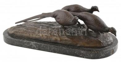 Jelzés nélkül: Fácánok. Öntött, patinázott bronz, márvány talapzaton, 30,5x16x10cm