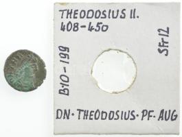 Római Birodalom / Cyzicus / II. Theodosius 402-450. AE Nummus (1,13g) T:2- patina Roman Empire / Cyzicus / Theodosius II 402-450. AE Nummus (1,13g) D N THEO[DOSIVS P F AVG] / [SMKA] C:VF patina RIC X 451.
