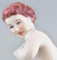 Royal Dux vetköző akt, kézzel festett, jelzett (Elly Strobach), minimális kopással. 23 cm