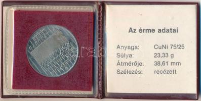 1983. 100Ft Cu-Ni "FAO - Több gabonát a világnak" bordó műbőr tokban, tanúsítvánnyal T:1 A...