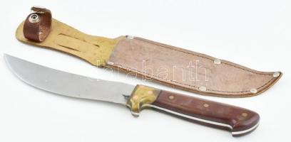 Egyedi készítésű vadásztőr. Dombornyomott bőr tokkal, fa markolattal. 26 cm